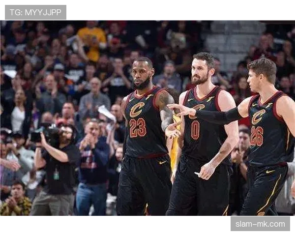 米切尔无球跑动拉开空间，主导骑士进攻体系